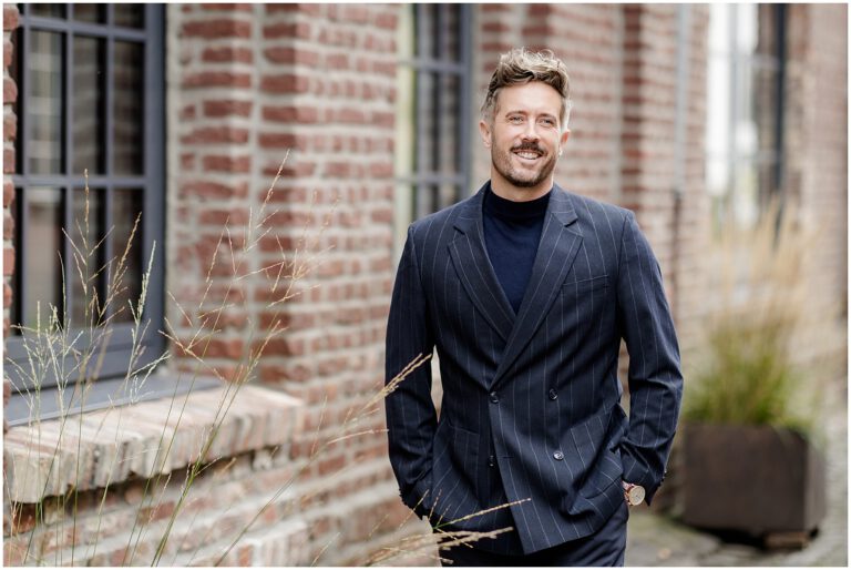 Portrait eines Unternehmers der entspannt in die Kamera schaut