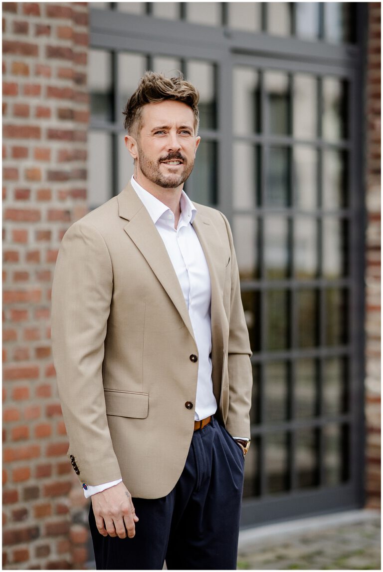 Unternehmer steht vor seinen Firmenräumen