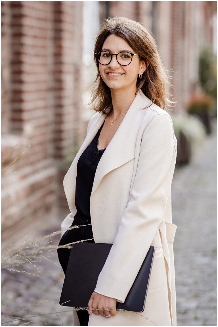 modernes Businessportrait einer Frau mit Laptoptasche