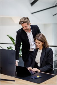 Chef und Mitarbeiterin im Gespräch am Laptop