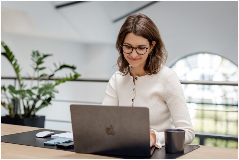 Portraits von Mitarbeiterin am Laptop