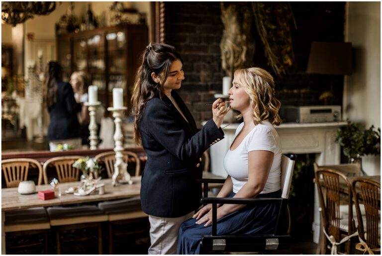Braut mit ihrer Stylistin beim Getting ready vor großem Spiegel im La Dü.