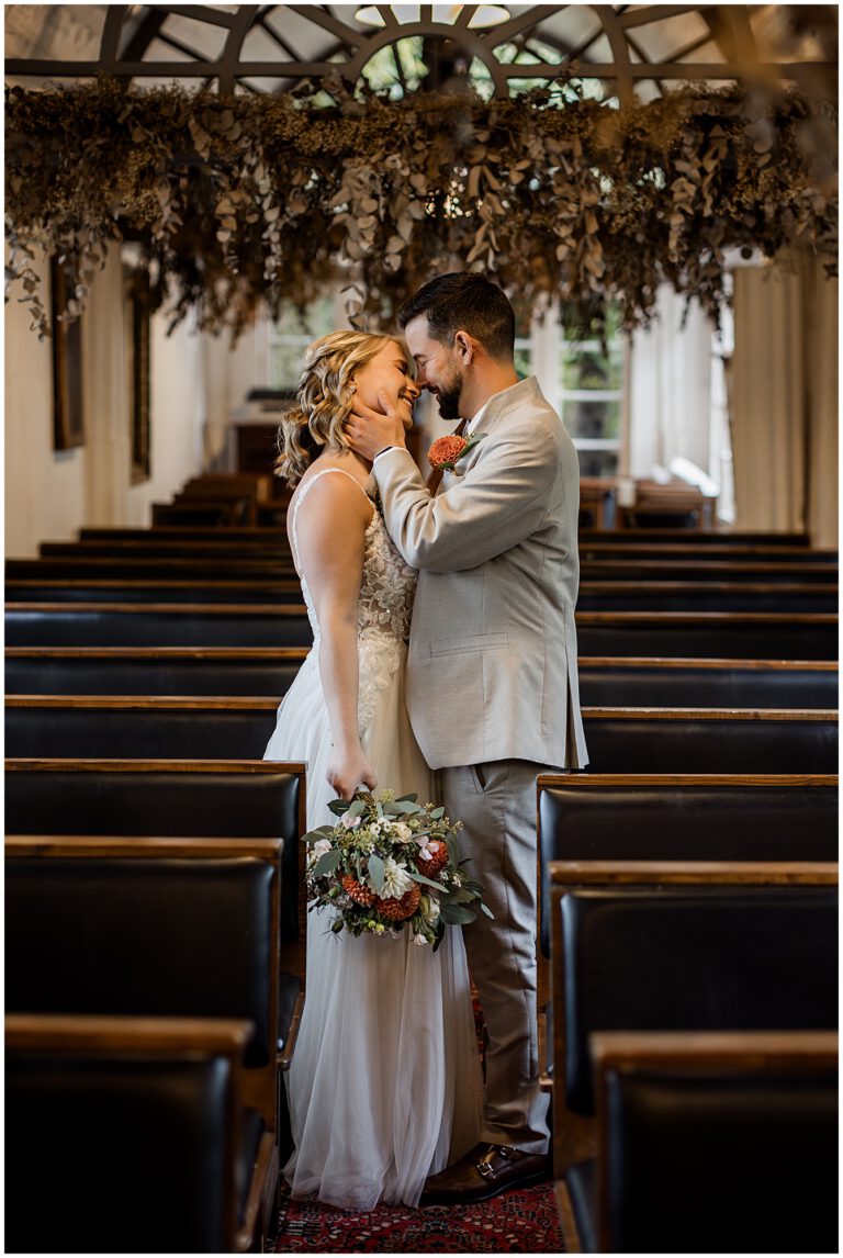 Paar steht auf ihrer Hochzeit im La Dü in der Kapelle und schaut sich ganz nah an.