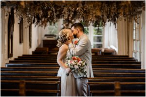 Brautpaar steht in der Kapelle im La Dü und küsst sich