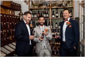 Bräutigam stößt vor der Trauung im La Dü mit seinen Trauzeugen an und alle lachen