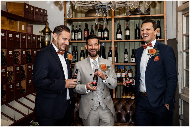 Bräutigam stößt vor der Trauung im La Dü mit seinen Trauzeugen an und alle lachen