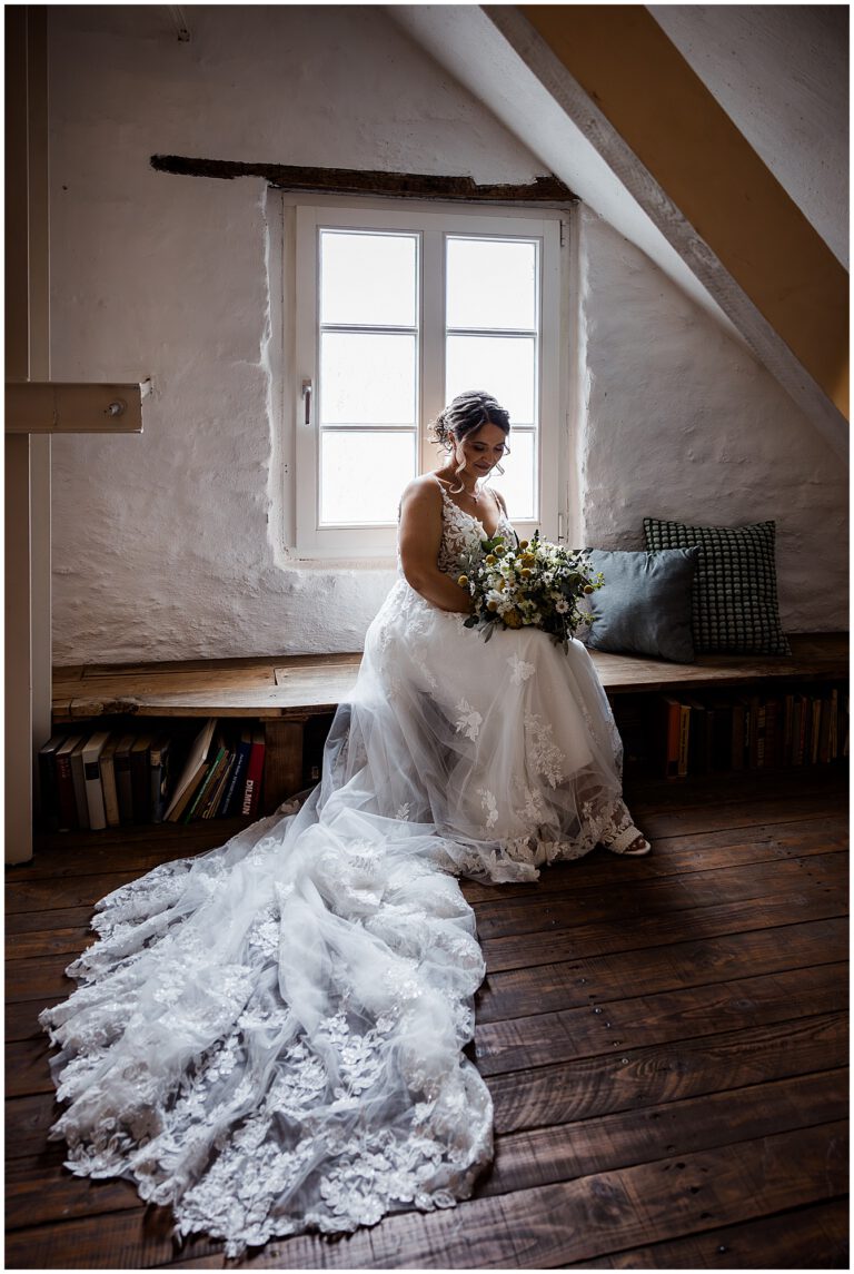 Braut beim Getting ready in einem stillen Moment kurz bevor die freie Trauung beginnt