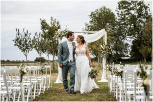 Brautpaar auf ihrer freien Trauung auf der Wiese am Neimeshof