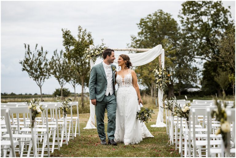 Brautpaar auf ihrer freien Trauung auf der Wiese am Neimeshof