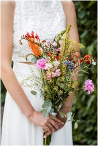 bunter Brautstrauß auf einer Sommerhochzeit