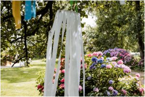 Hochzeitsdeko und schöne Blumen auf dem Kirschhof