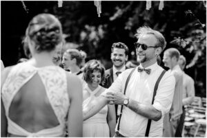 entspannte Hochzeitsgäste auf einer Sommerhochzeit