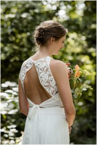 Braut auf ihrer Hochzeit auf dem Kirschhof in einem Noni Kleid