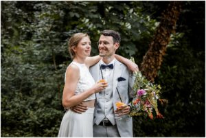 Brautpaar entspannt auf dem Kirschhof