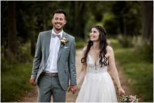 Brautpaar glücklich lachend nach ihrer Hochzeit am Schloss Rheydt