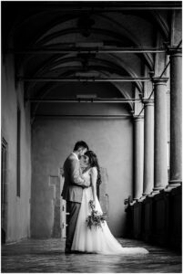 Brautpaar in einer innigen Szene nach ihrer Hochzeit am Schloss Rheydt