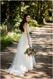 Braut mit ihrem Brautstrauß auf ihrer Hochzeit am Schloss Rheydt